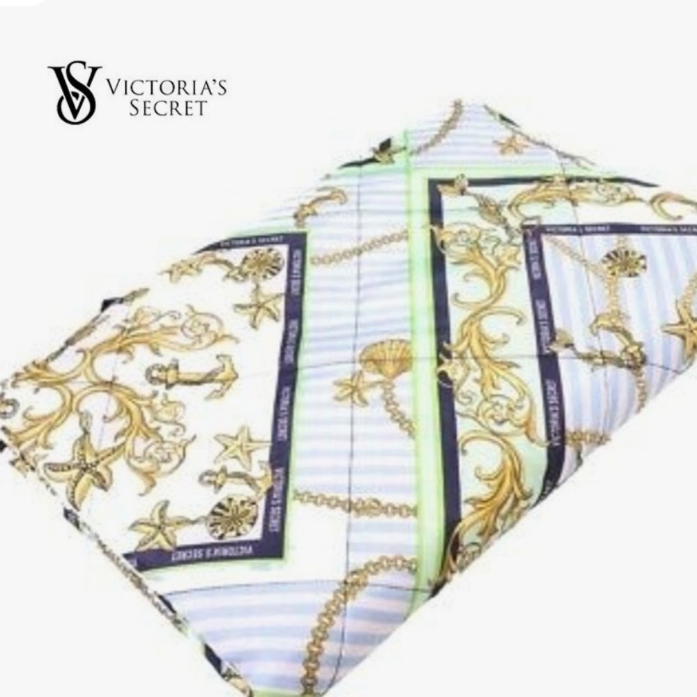 Victoria's Secret Limited Edition Fold-and-Packable Outdoor Blanket - Picture 5 of 16